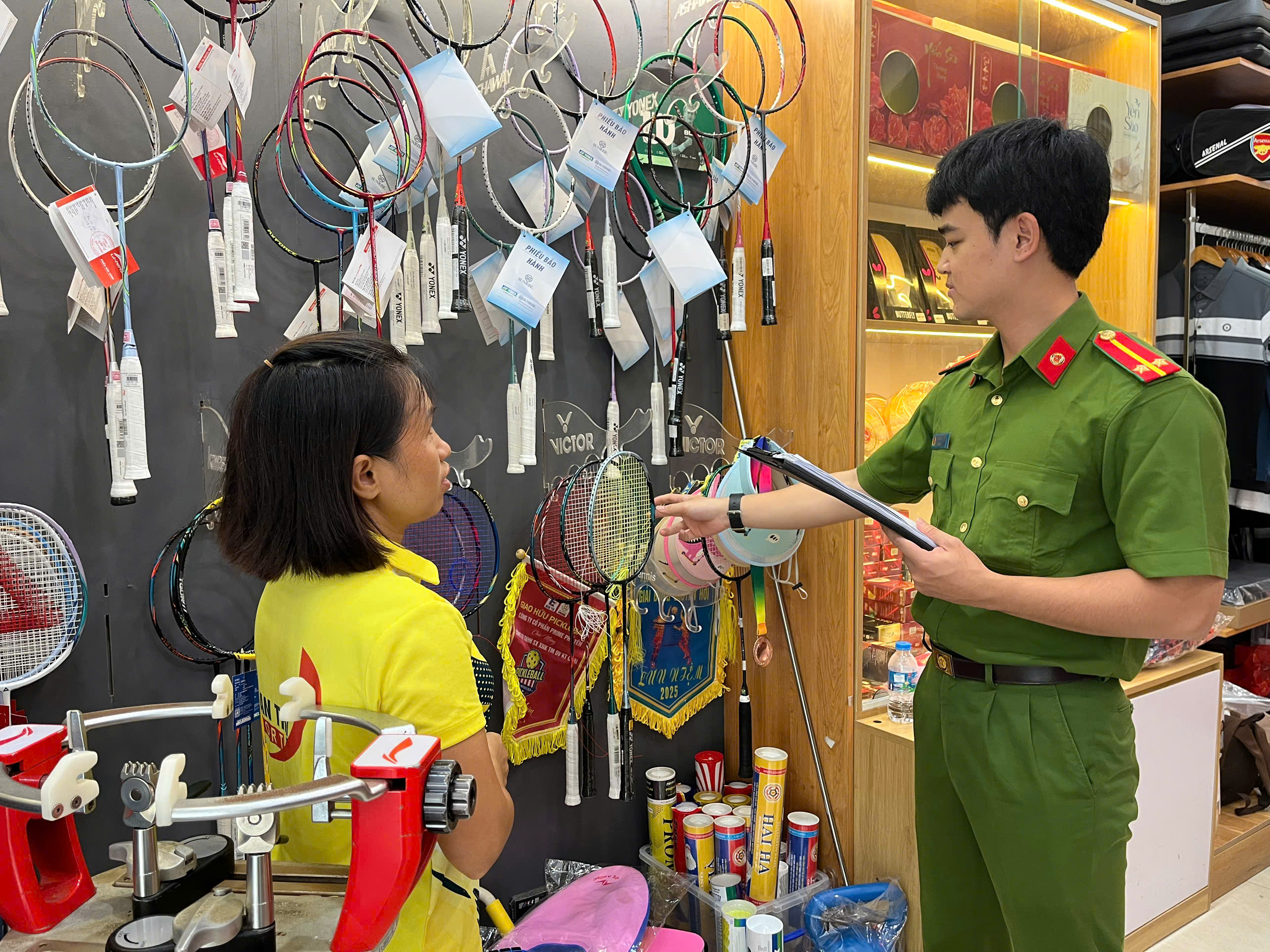Công an phường Hải Dương tuyên truyền, hỗ trợ hộ kinh doanh chấp hành pháp luật